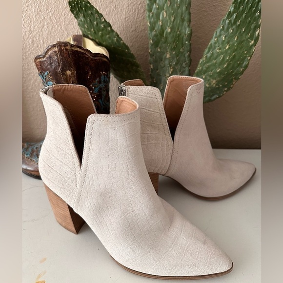 STEVE Madden Darryn white /cream Booties Heeled Ankle Boots - Picture 1 of 8